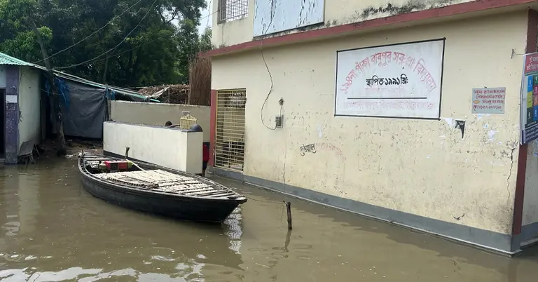 বিপৎসীমার দ্বারপ্রান্তে পদ্মার পানি
